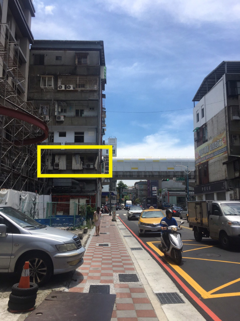 新莊區思源復興路口，十字路口車流量大，廣告效益佳。