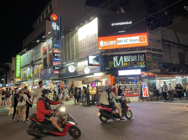 嘉義市文化路觀光夜市電視牆托超大人潮超大螢幕