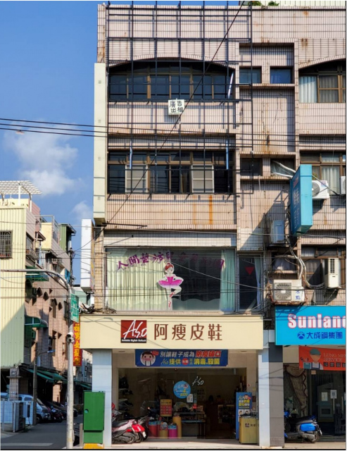 五甲二路阿瘦皮鞋店面外牆，龍成宮夜市商圈，正對路口醒目易見。